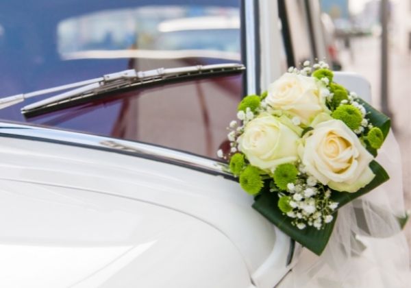 Mẫu trang trí hoa cưới trên xe màu trắng