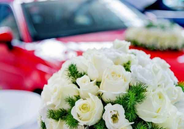 Trang trí xe cưới màu đỏ bằng hoa trắng